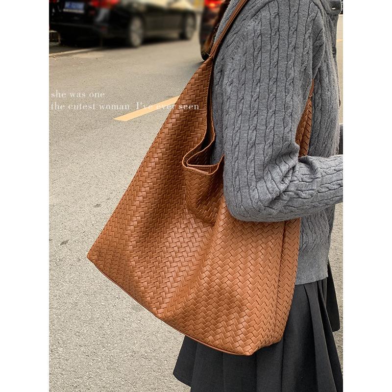 Retro Woven Bag Women's 2025 New Fashion Korean Version Tote Bag Simple Large Capacity Shoulder Commuter Armpit Bag