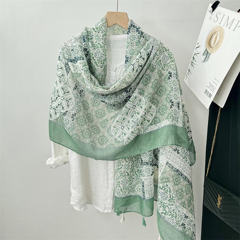 Winter Bohemina Ethnic Floral Viscose Shawl Wrap Lady Thin Scarves Fashion Tassel Pashmina High Quality Foulard Hijab Sjaal