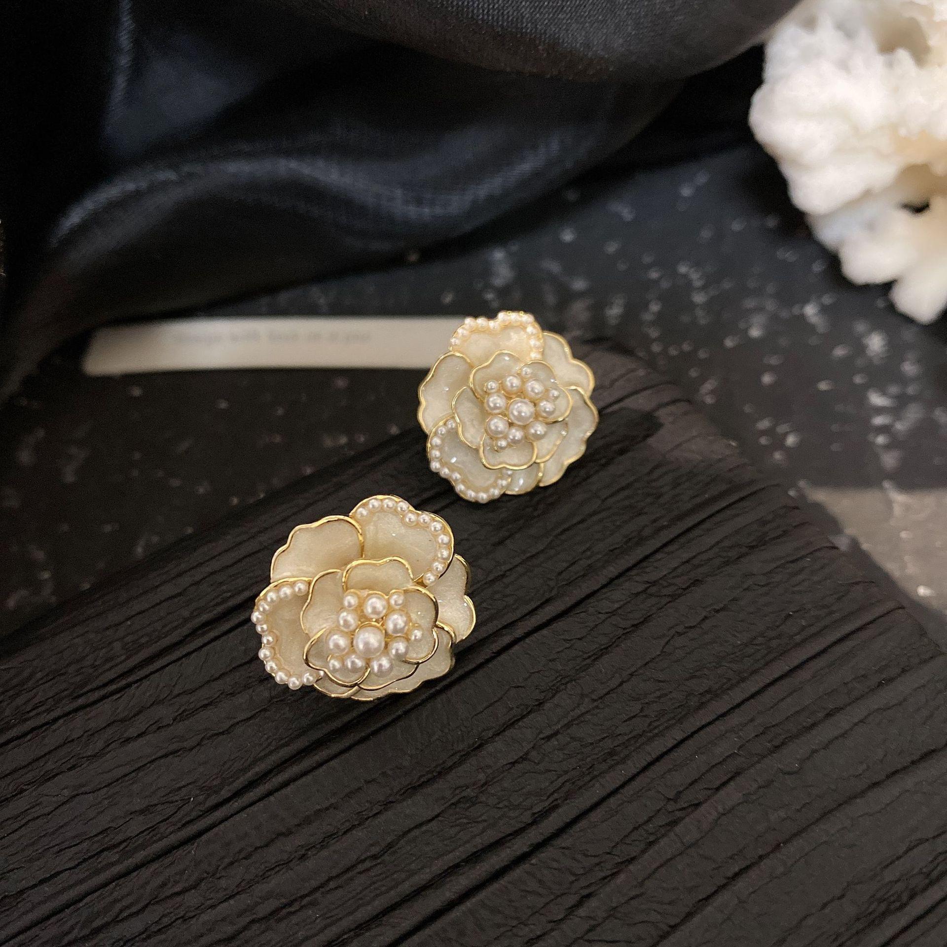 

Комплект ожерелья и серег с жемчугом класса люкс Camellia Shi Jia для женщин