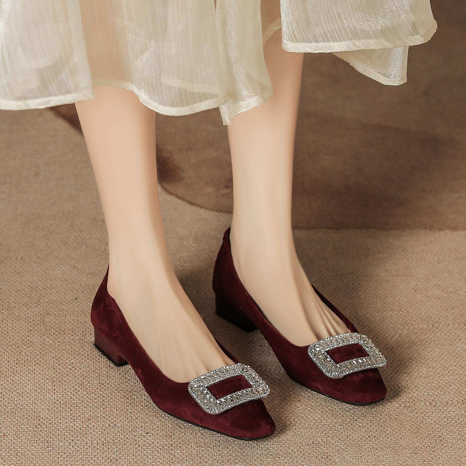 

Осенние и зимние новые свадебные туфли со стразами женские замшевые туфли на толстом каблуке легкие мягкие низкие туфли на каждый день квадратный носок низкий каблук 40
