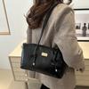 A Women'S Shoulder Bag That Can Be Carried Under The Arm, Featuring a Stylish, Vintage, Casual, And Versatile Design That Is Simple