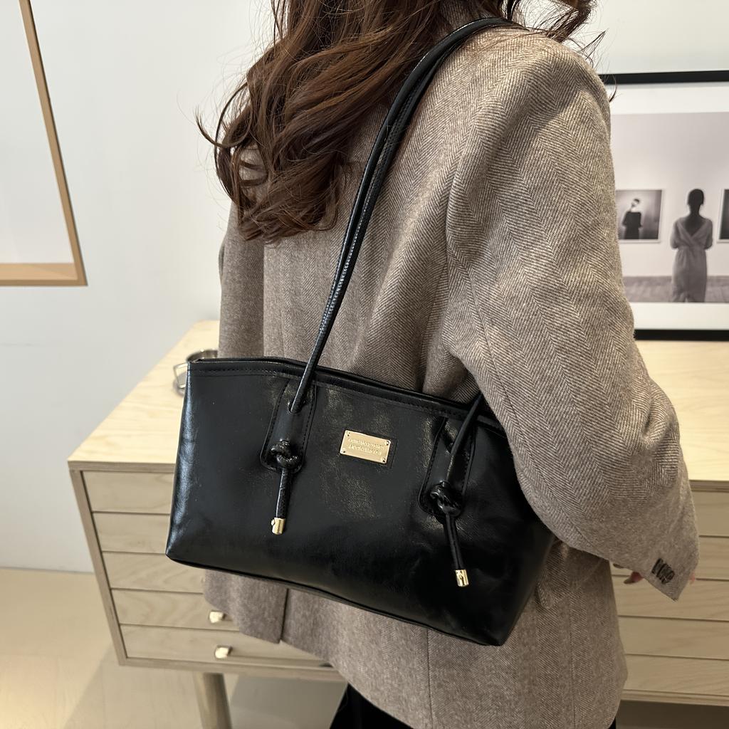 A Women'S Shoulder Bag That Can Be Carried Under The Arm, Featuring a Stylish, Vintage, Casual, And Versatile Design That Is Simple
