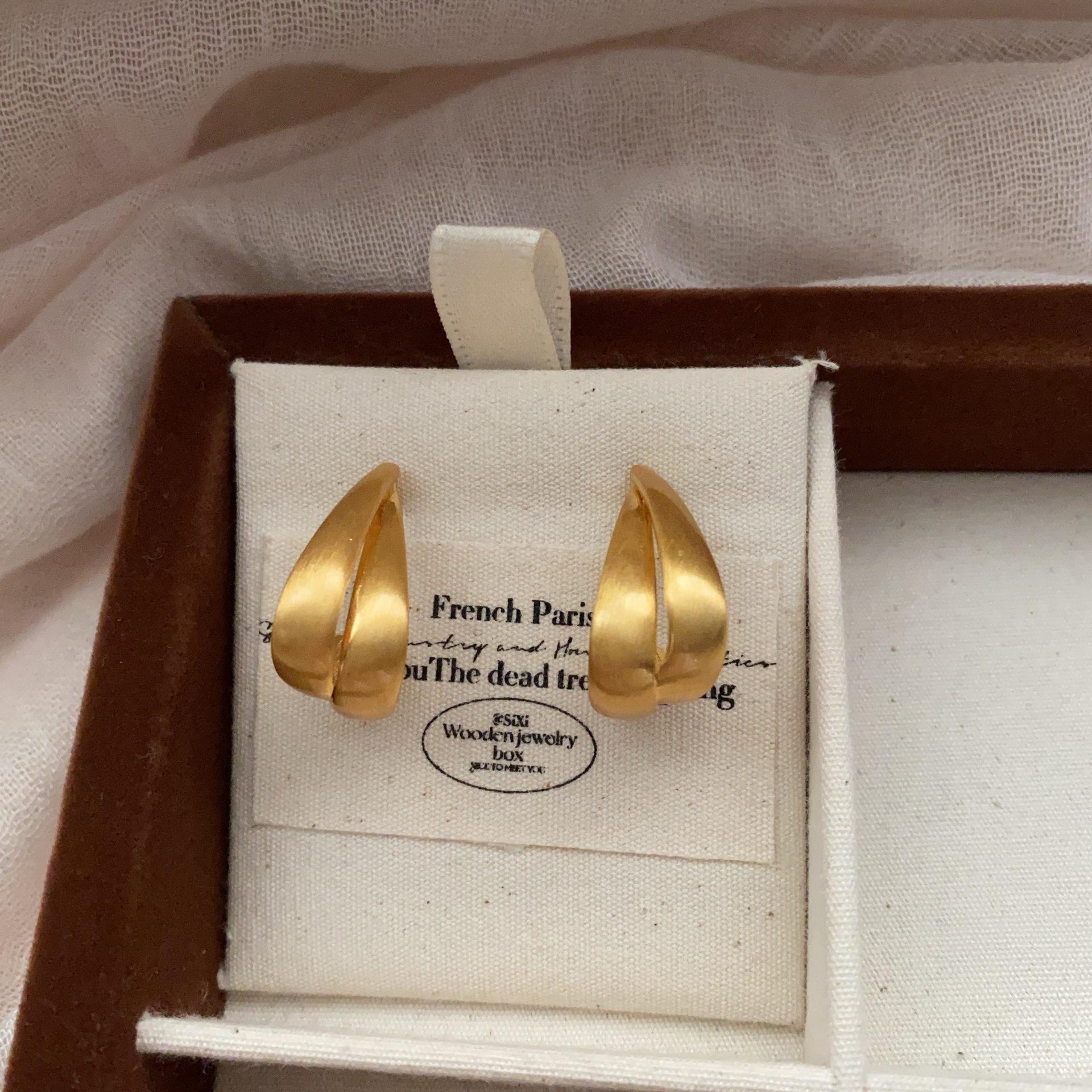 Simple Metal Matte Brushed Earrings Women S High-End Stud Earrings New Gold High-End Light Luxury Fashion