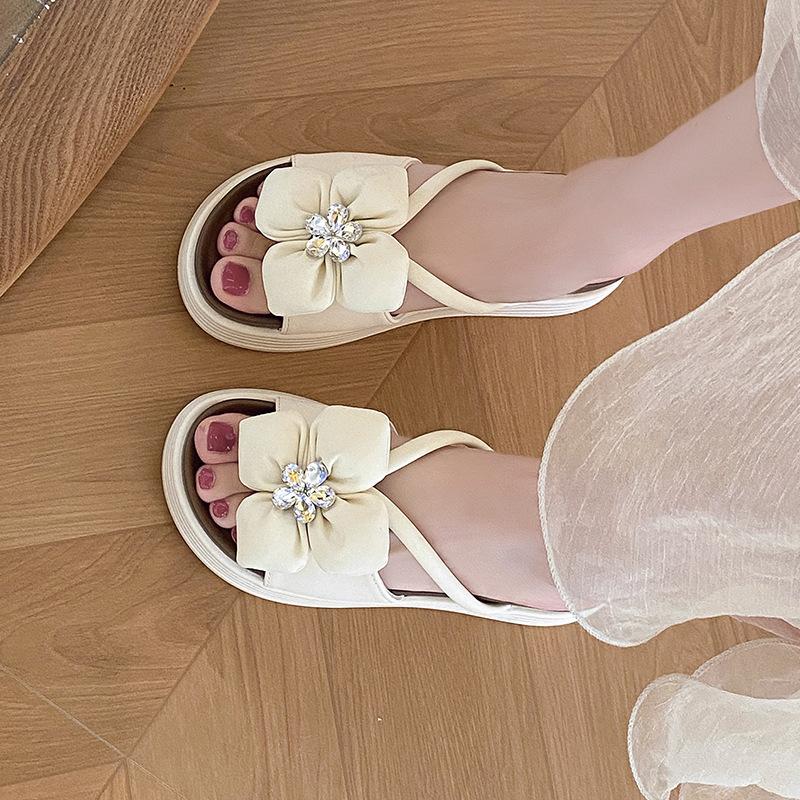 In the summer of 2024, the new platform-soled flowers and women's slippers are fashionable and versatile muffins and beach shoes, rhinestone sandals.