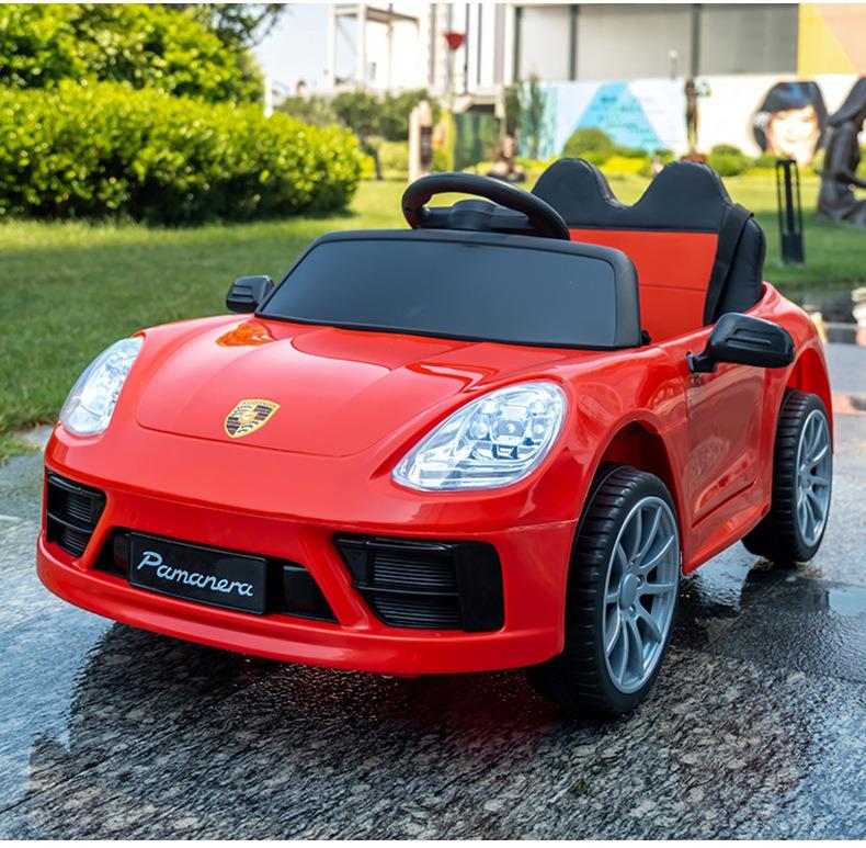 

Детский электромобиль с дистанционным управлением, фарами, музыкой и режимом коляски для мальчиков и девочек.