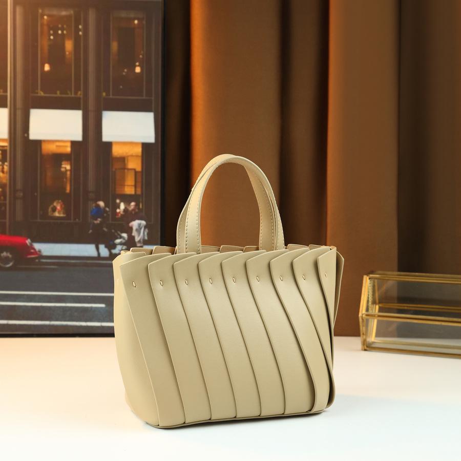 

New High-end, Fashionable and Versatile Women s Handbag with Pleated Shoulder and Crossbody Bag, Temperament Tree Cream Leather абрикосовий