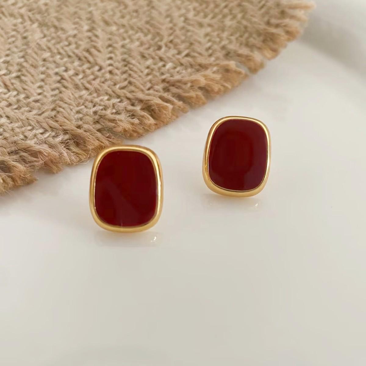 Retro Hong Kong Wine Red Square Stud Earrings: Elegant, Luxurious, Versatile Accessories.
