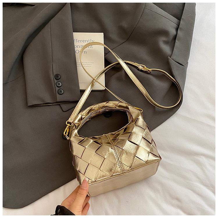 

Portable woven dumpling bag women s 2025 summer new commuter niche design high-end sense versatile single shoulder oblique span bag шампанського