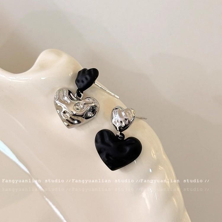 Size contrasting color love stud earrings women 2025 new popular light luxury earrings unique earrings