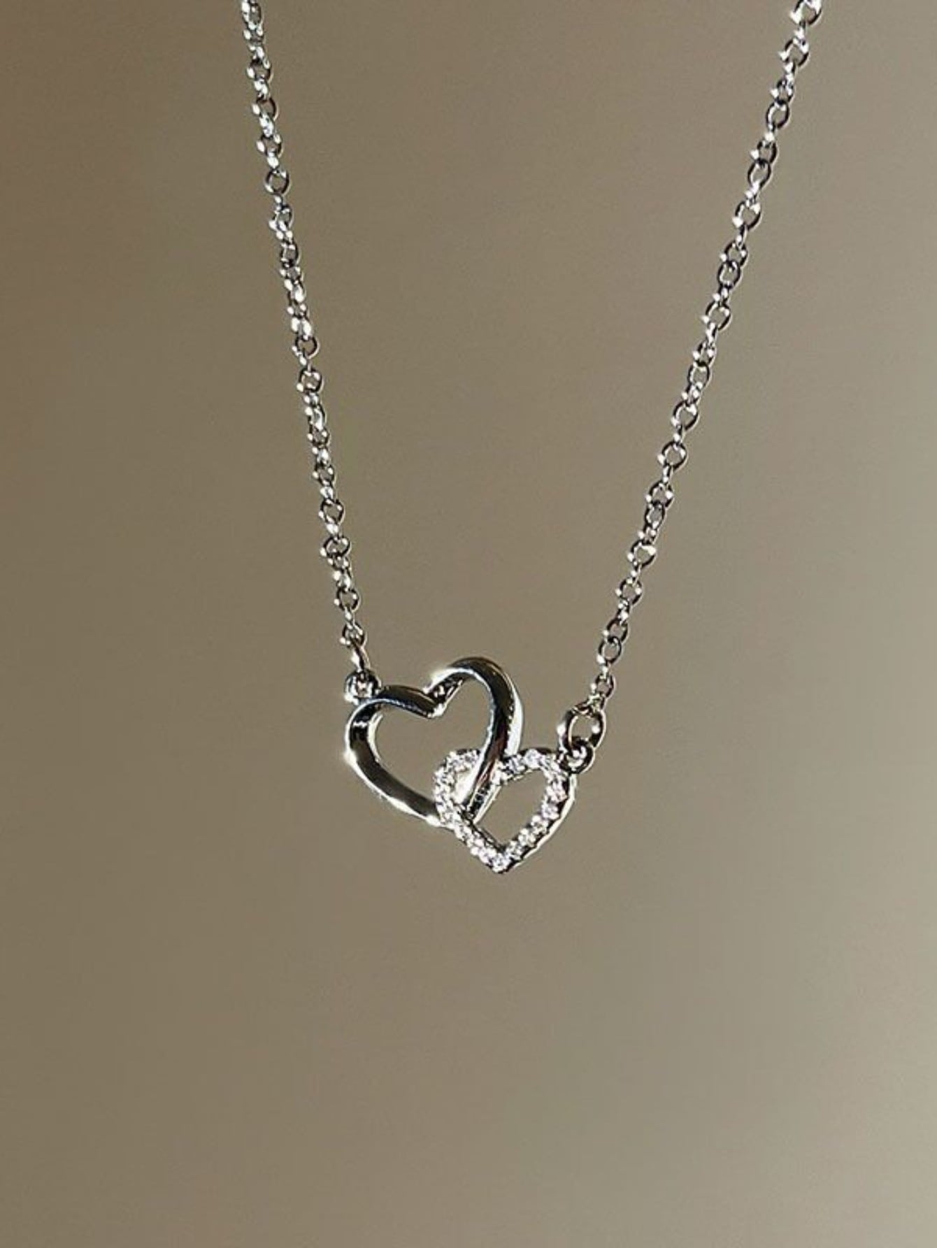 

1 piece simple stainless steel chain necklace with hollow heart pendant, fashionable clavicle chain for Valentine s Day, Mom, Mother s Day, gift серебряный
