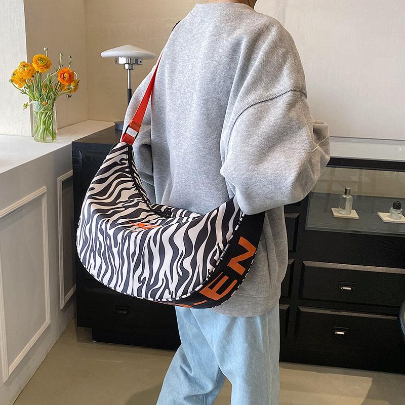 Trend messenger bag large capacity leisure commuter bag 2025 autumn new single shoulder fashion sports style dumpling bag
