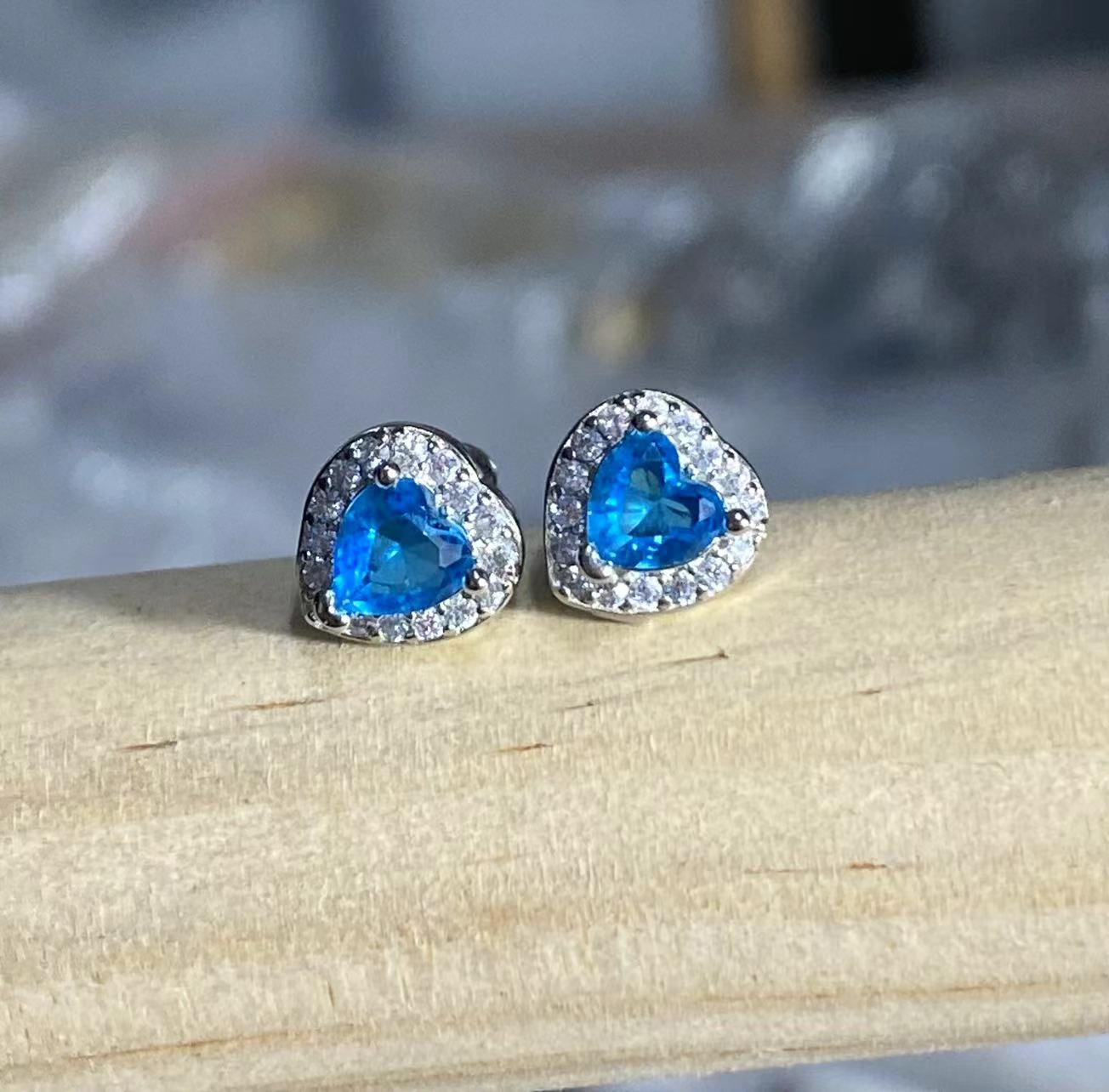 

Blue love zircon stud earrings simple versatile spiral screw stud earrings синий