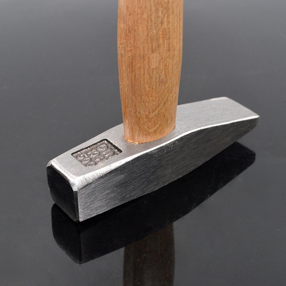 Silné kladivo s vysokouhlíkovou ocelí a dřevěnou rukojetí pro přesnou práci