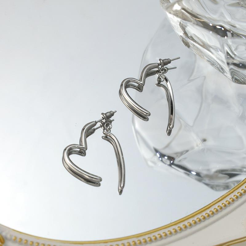 

Gold Heart Earrings Light Luxury Titanium Steel Earrings Niche Design Peach Heart Stud Earrings