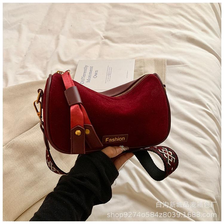 

Outer single pillow bag 2025 autumn and winter new women s shoulder messenger bag Korean version retro wide shoulder strap commuter small square bag красный