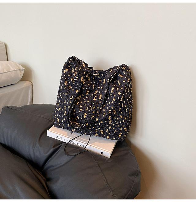 

Literary floral bag 2025 new fashion and popular leisure large-capacity commuting single shoulder oblique span bag Japan and South Korea new чёрный