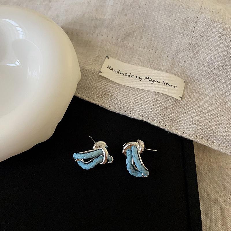 

Design Sense Twist Leather Knotted Metal Stud Earrings Female Niche Personality Temperament Fashion Elegant Versatile Earrings
