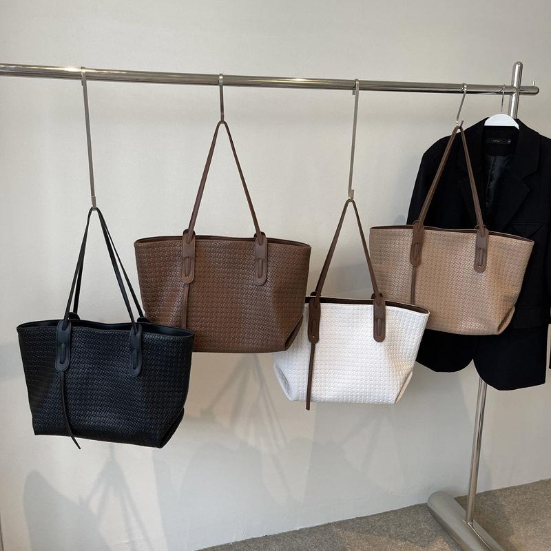 Large Capacity Woven Pattern Bag Women's 2025 New Early Autumn Retro Versatile Shoulder Underarm Bag Casual Portable Tote Bag