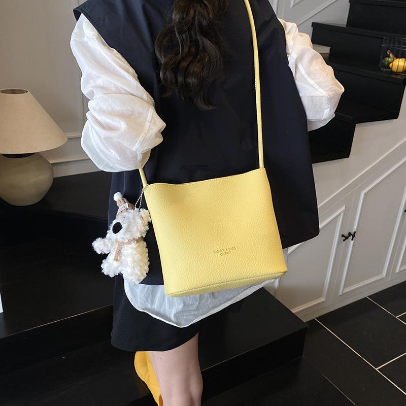 

Bag Women s New Fashionable Versatile Messenger Bag no pendant жовтий