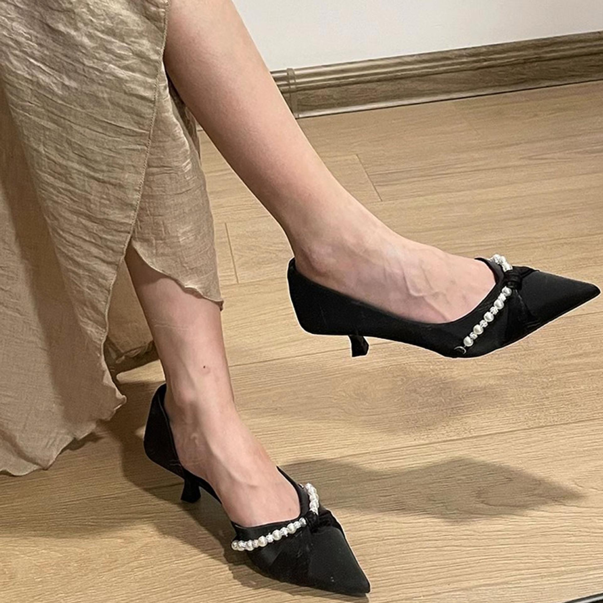 

White high heels women s stilettos 2025 new temperament small heels single shoes French pointed bridesmaids Xiuhe wedding shoes bride 35
