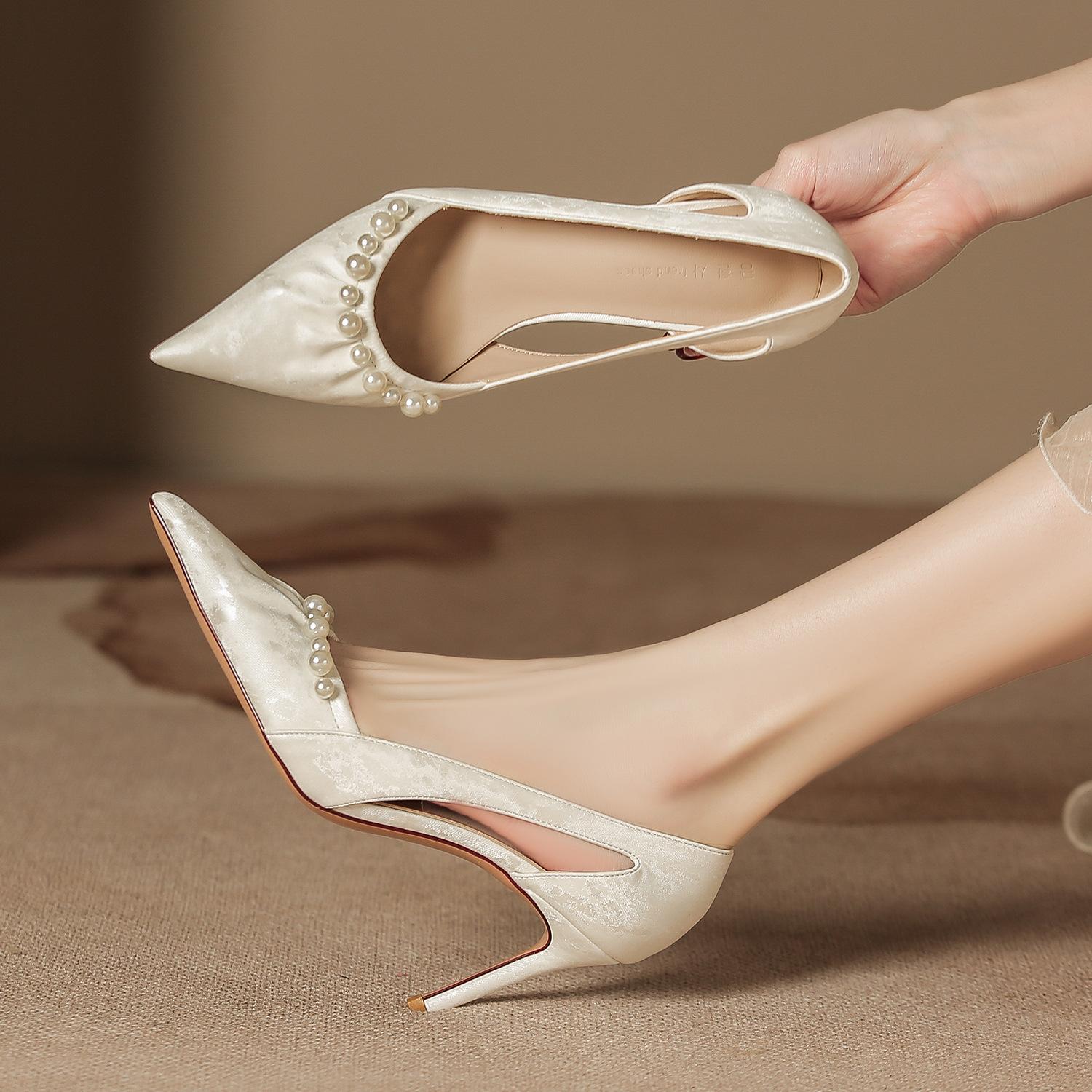 

Autumn new ice silk hollow pearl high heels women s fine heel temperament advanced sense shallow mouth French pointed single shoes women 39