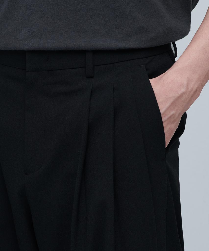MUSINSA STANDARD Lightweight Three-Puck Semi-Balloon Slacks [Black]