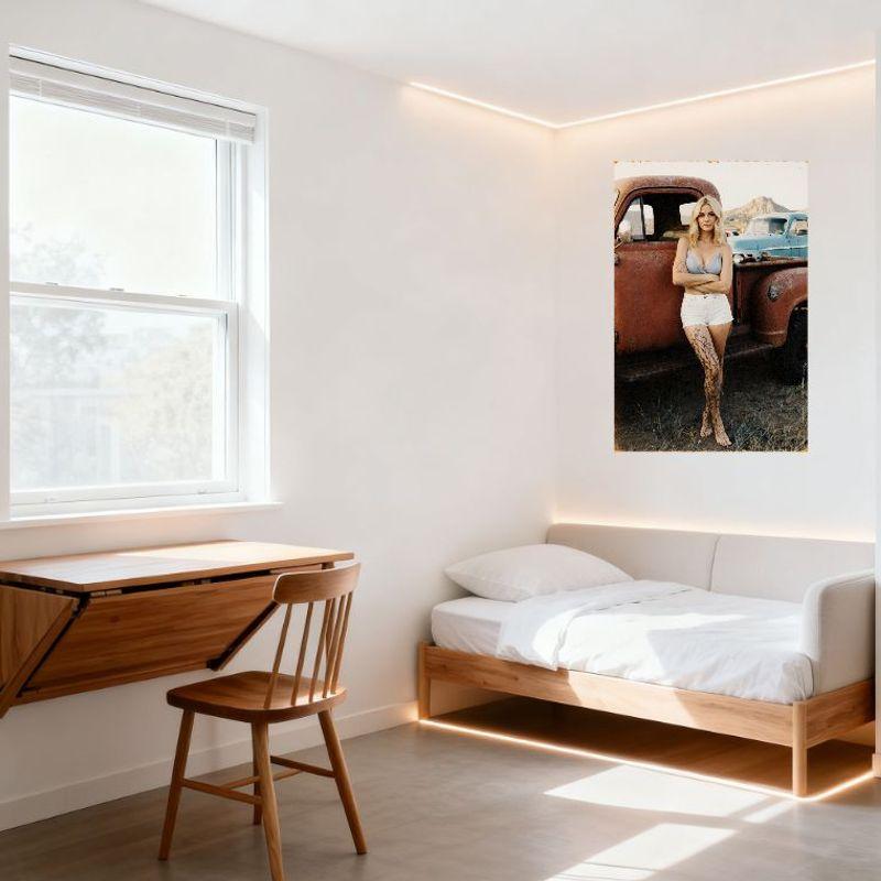 Sexy Blonde Frau Vintage Pickup Truck Blechschild Rustikale Berglandschaft Metallposter für Bar Heim Wanddekoration