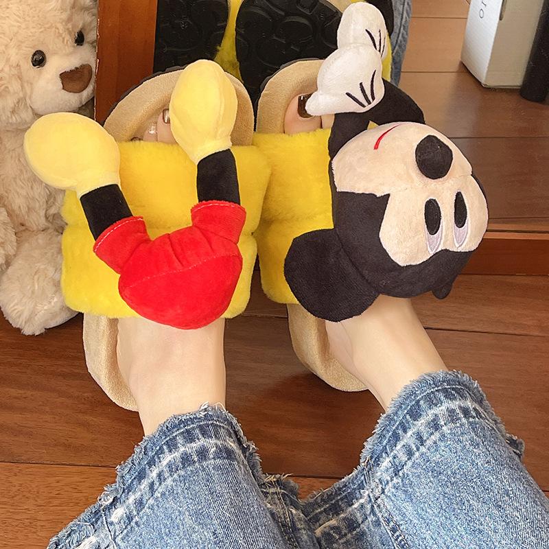 Jednowyrazowe trójwymiarowe Mickey puszyste kapcie na grubej podeszwie jesienno-zimowe modne kreskówkowe do noszenia na zewnątrz ciepłe bawełniane kapcie na pół stopki dla dziewczynek
