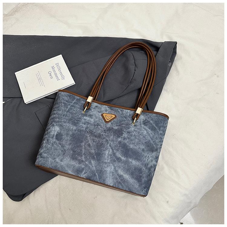 Höst och vinter ny enkel stil nischmode hög känsla toteväska dam pendlar stor kapacitet axelväska