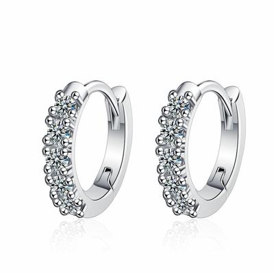 Geometrické kruhové náušnice s diamanty a zeleným zirkonem: Jednoduchý a módní design