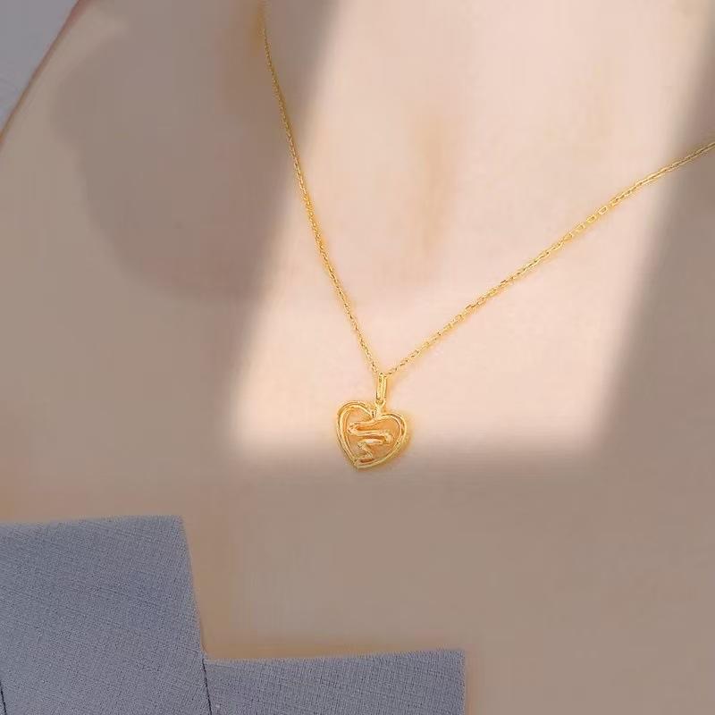 Love Soul Snake Necklace for Women Simple Niche Design Heart Shaped Necklace High-end Clavicle Chain Gift for Girlfriend