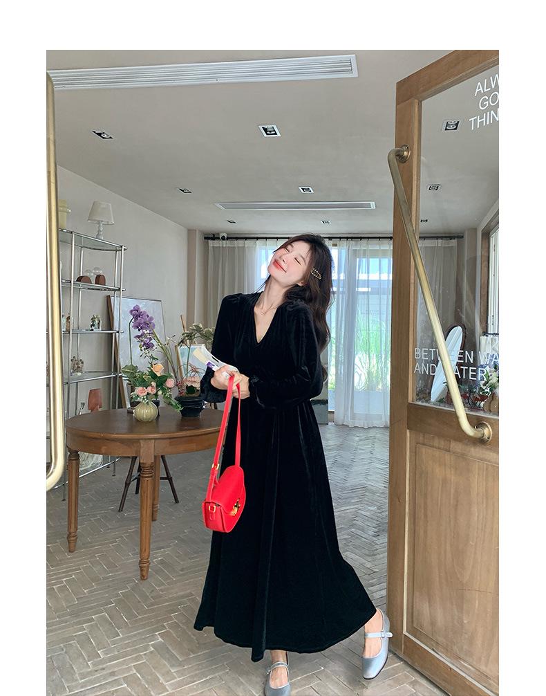 Hepburn Style Gold Velvet Dress: 2024 Autumn French Retro V-Neck, Puff Sleeve, Waist Long Dress
