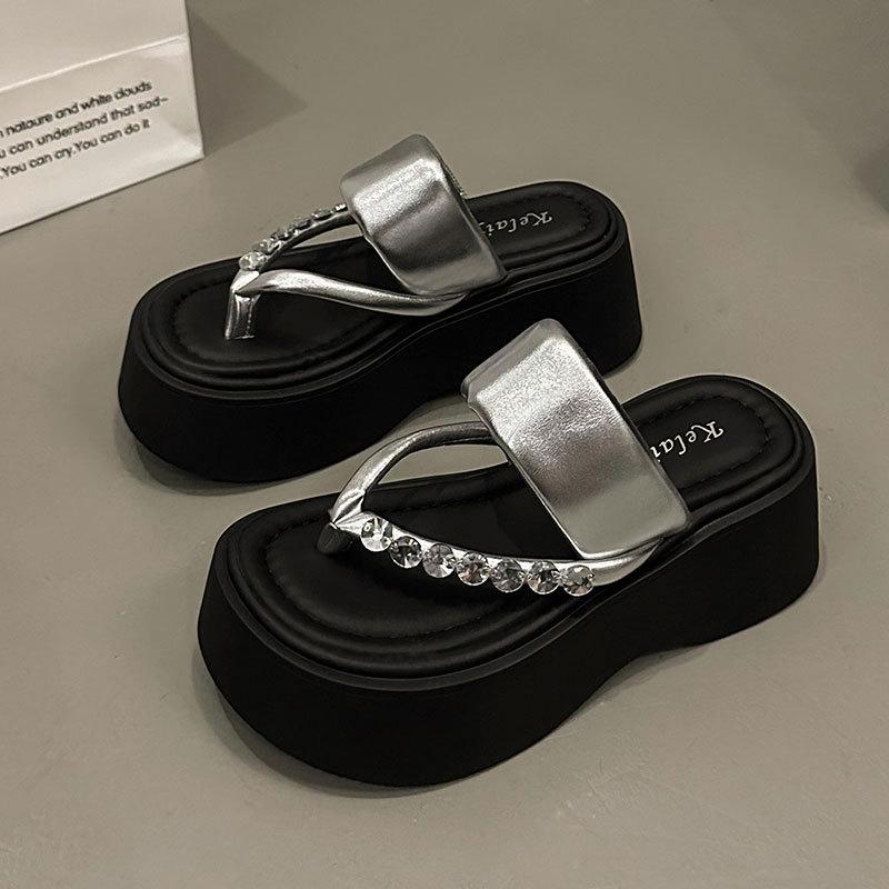 

Fairy wind beach slippers women s outer wear 2025 spring and summer new thick-bottomed flip-flops beautiful cool slippers women 40 серебряный