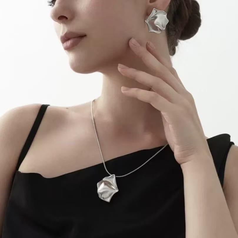 Elegant Pleated Pendant Necklace: Versatile, Fashionable, High-End Design for a Luxurious, Unique Touch.