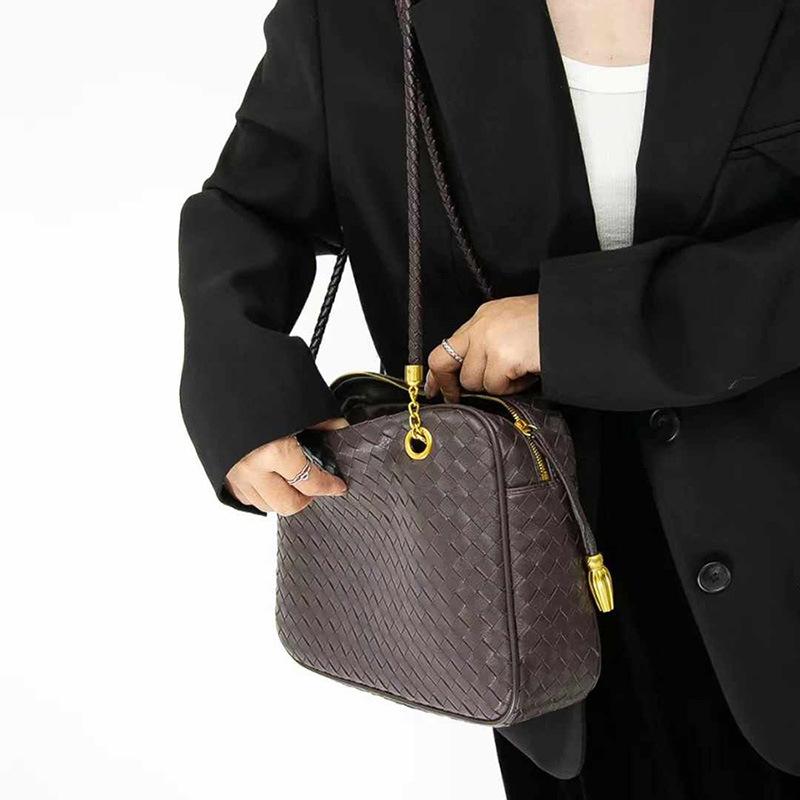 Haute couture version sheepskin hand-woven shoulder bag 2026 new medieval tofu bag commuter leisure handheld women's bag