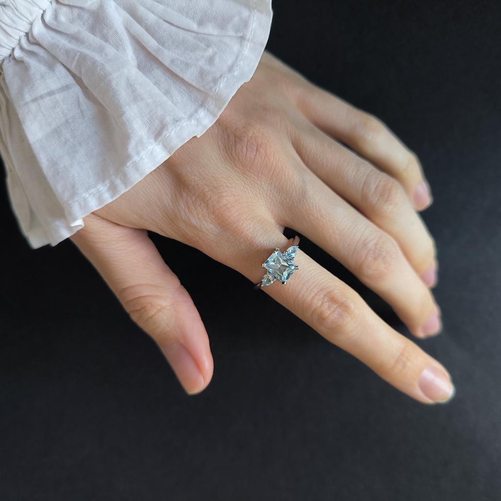 Silver Ring with Natural Topaz 2.25ct, Item Weight 2.37 G (2206903)