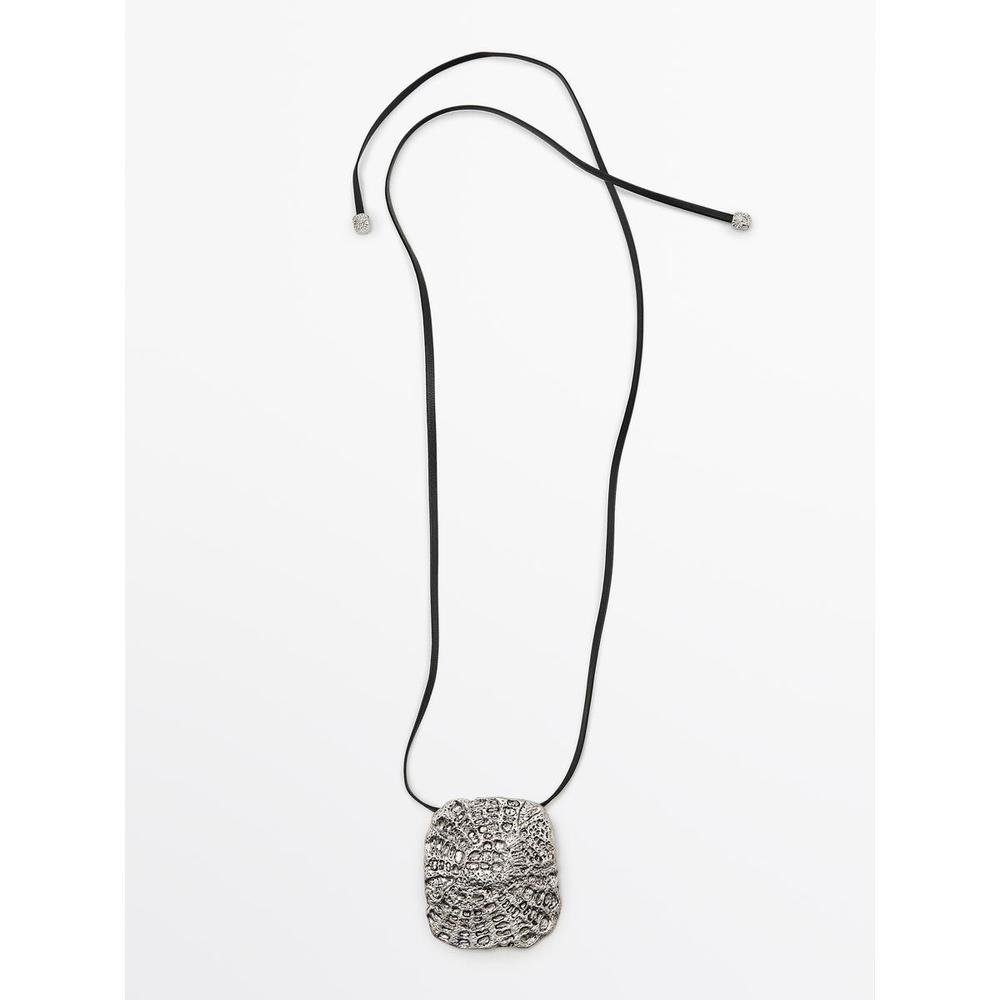 Textured Medallion Necklace 04602613808