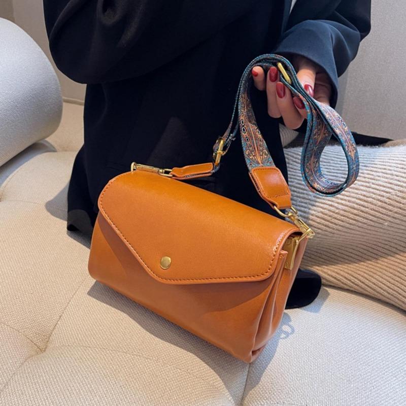 Damen Umhängetasche aus PU-Leder in Volltonfarbe, Vintage, breiter Riemen, Klappe, Schultertasche