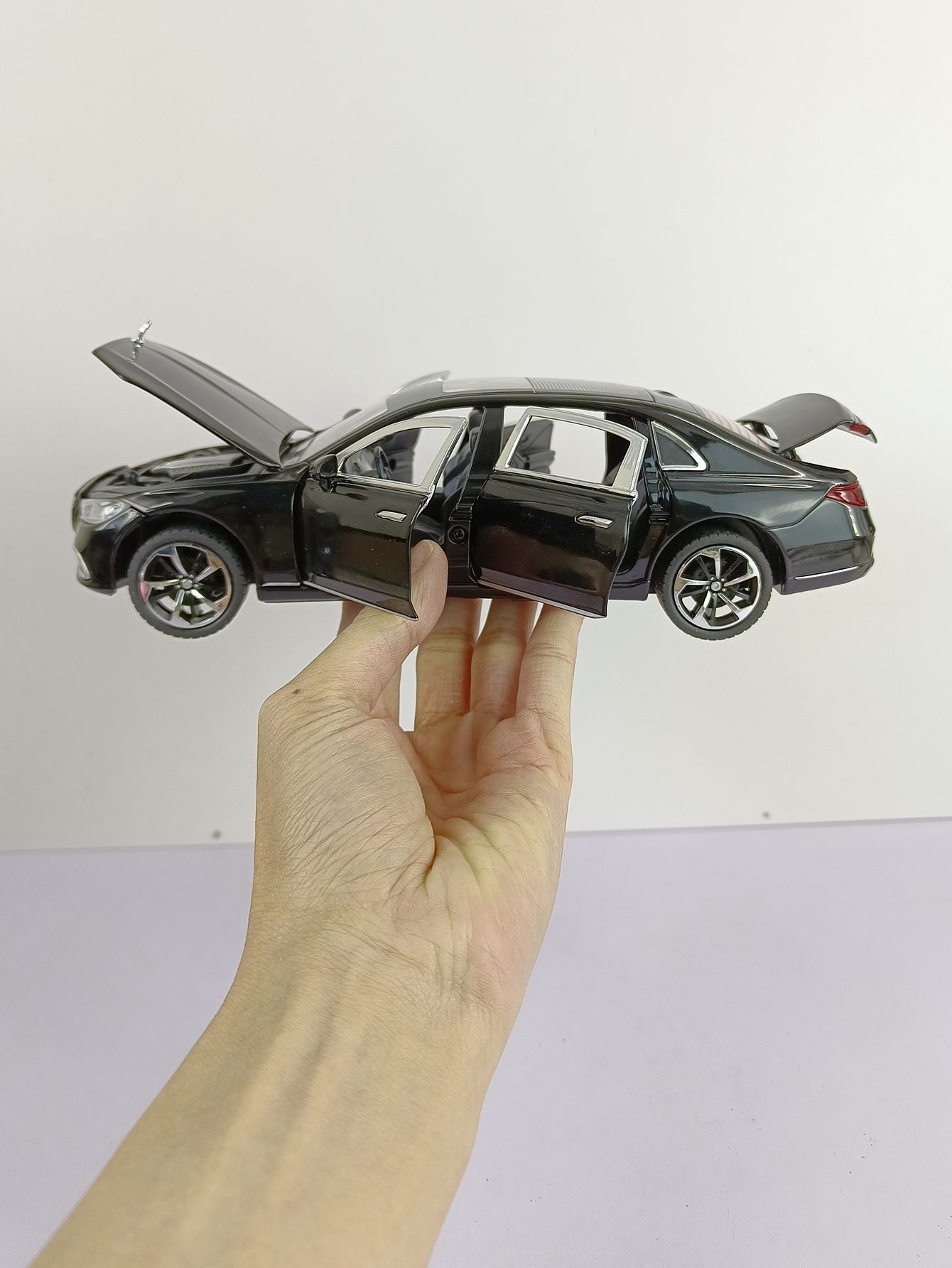 

1:24 simulation Mercedes Benz S400L alloy car model ornament, door can be opened, return force sound and light sedan чёрный