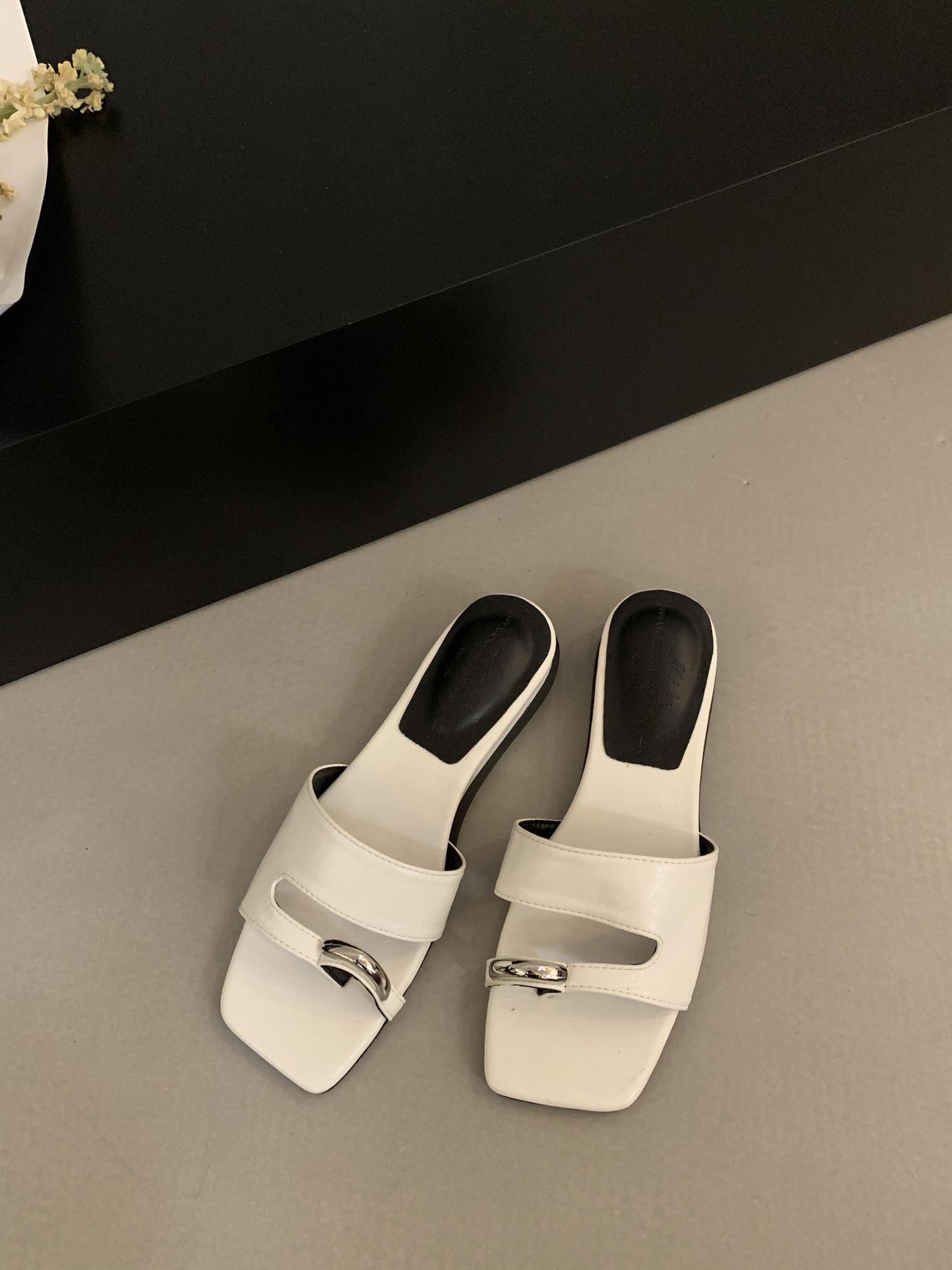 

Beautiful metal set toe slippers women s outer wear 2025 summer new square head French niche holiday cool slippers 39