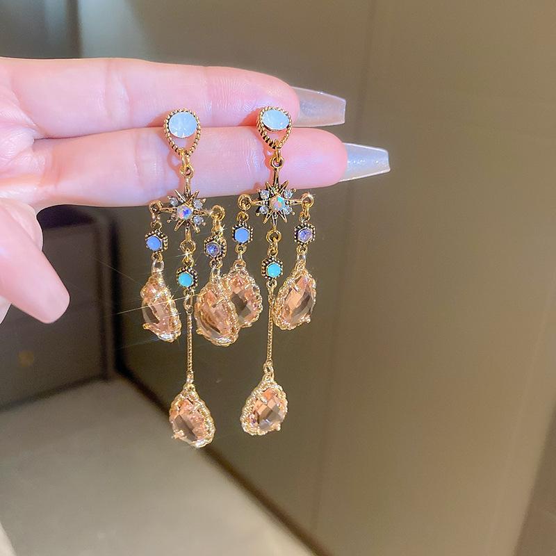 

Сережки-пусети у формі серця «Срібна голка» з кристалами цирконію – Європейська та американська мода високого класу для жінок