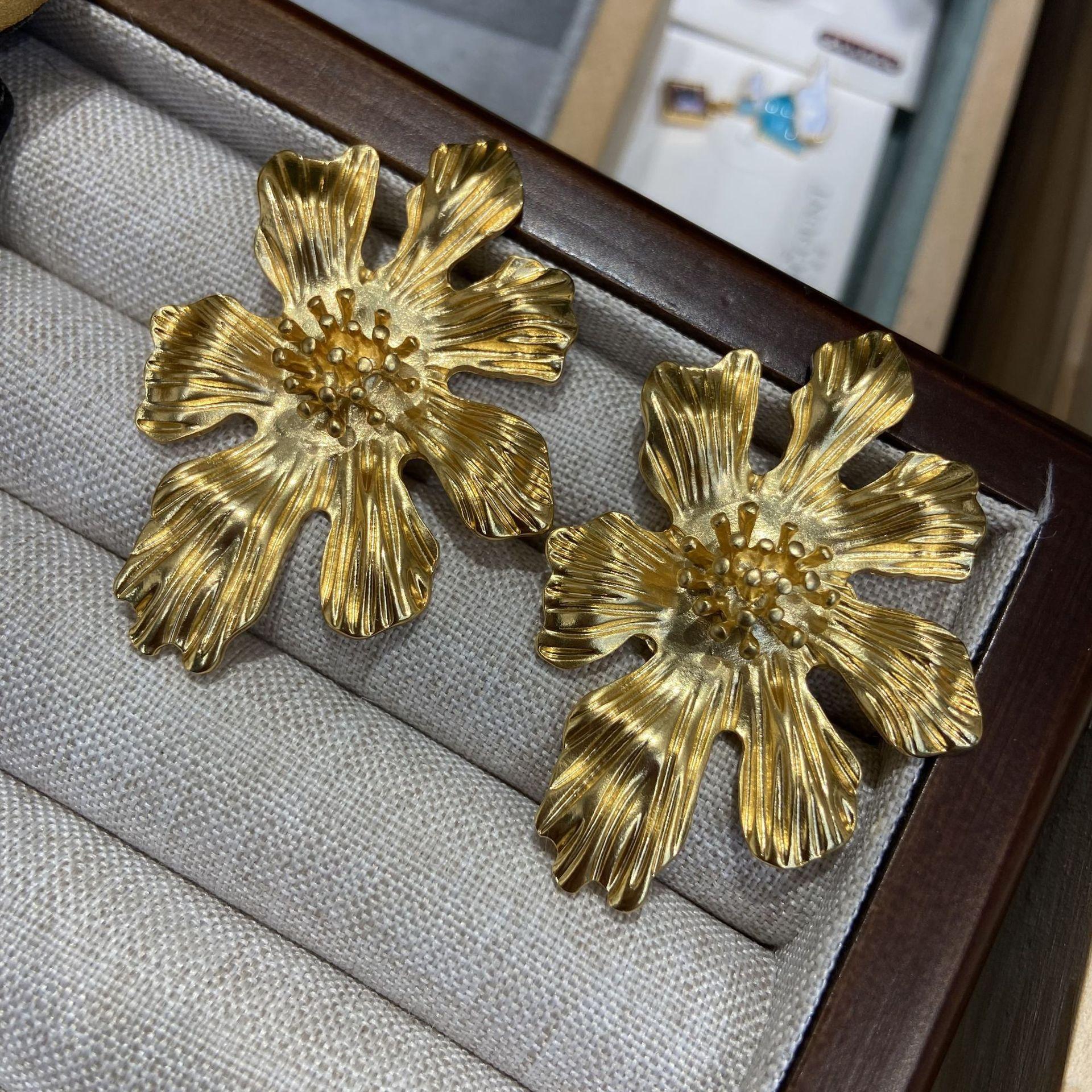 

Fashion Retro Heavy Metal Irregular Gold-Plated Large Flower Stud Earrings For Women, Suitable For Fashionable Street Photography