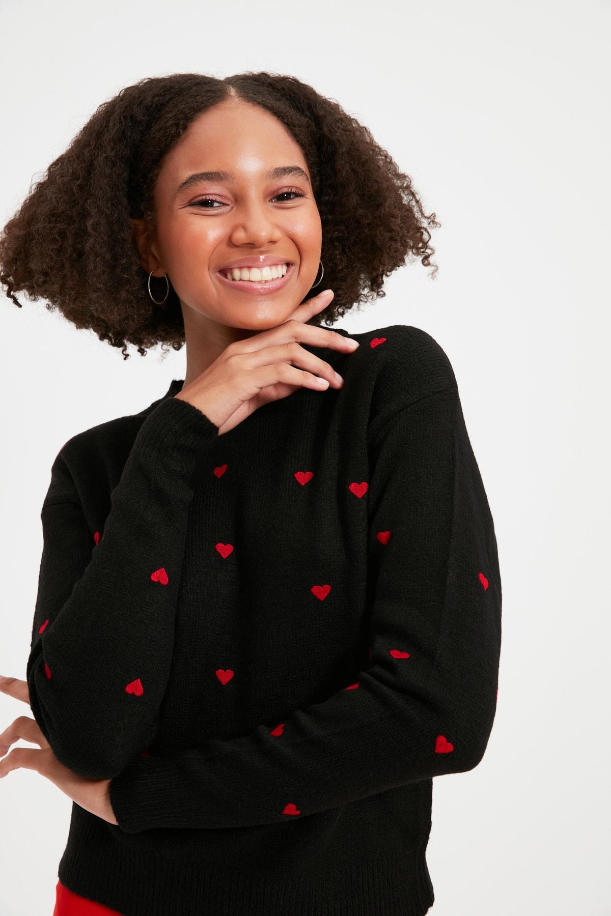 

Black Heart Embroidered Knitwear Sweater TWOAW21KZ0874