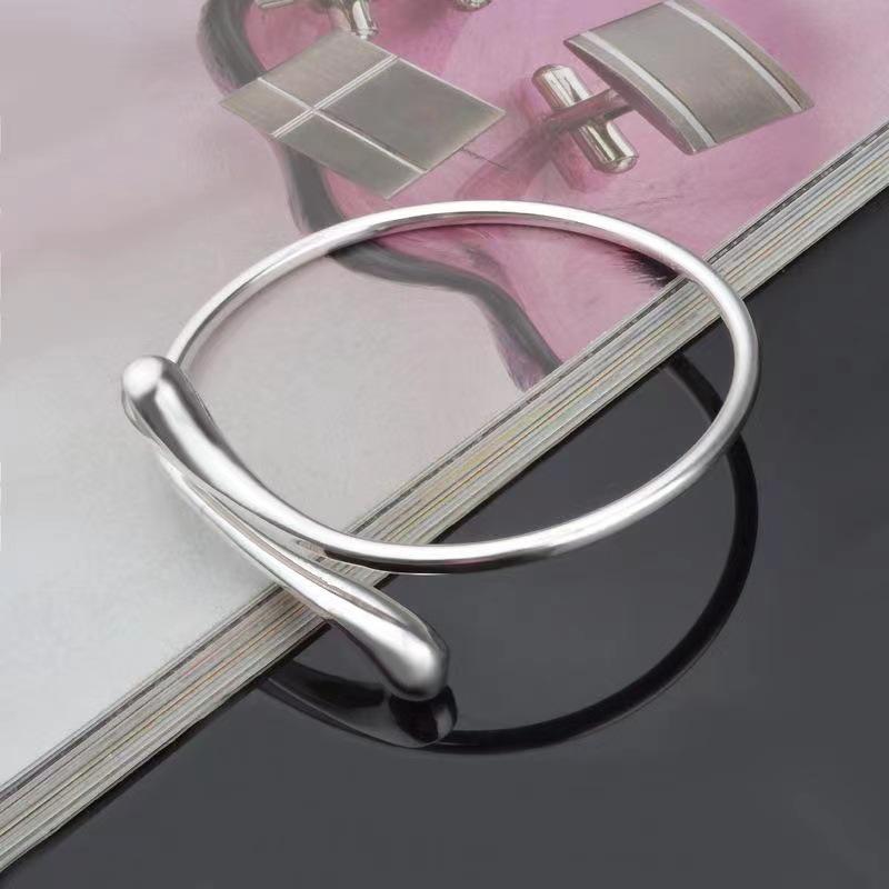 Set de bijuterii geometrice placate cu argint 925: Inel, brățară, cercei, colier cu picătură de apă - Design minimalist și elegant pentru femei.