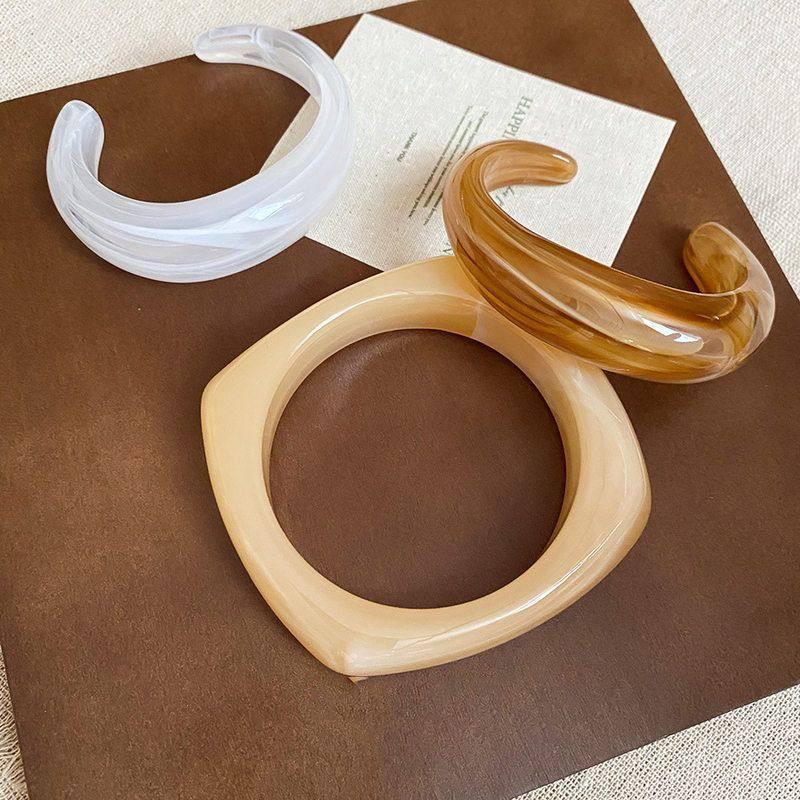 Oval Opening Acrylic Bracelet: Fashionable, High-End Hand Jewelry for Women