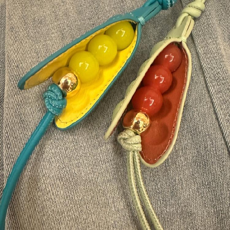 Handmade Pea Shape Key Holder Youthful Backpack Ornament Leather Texture Unique Key Pendant Suitable for Key and Car