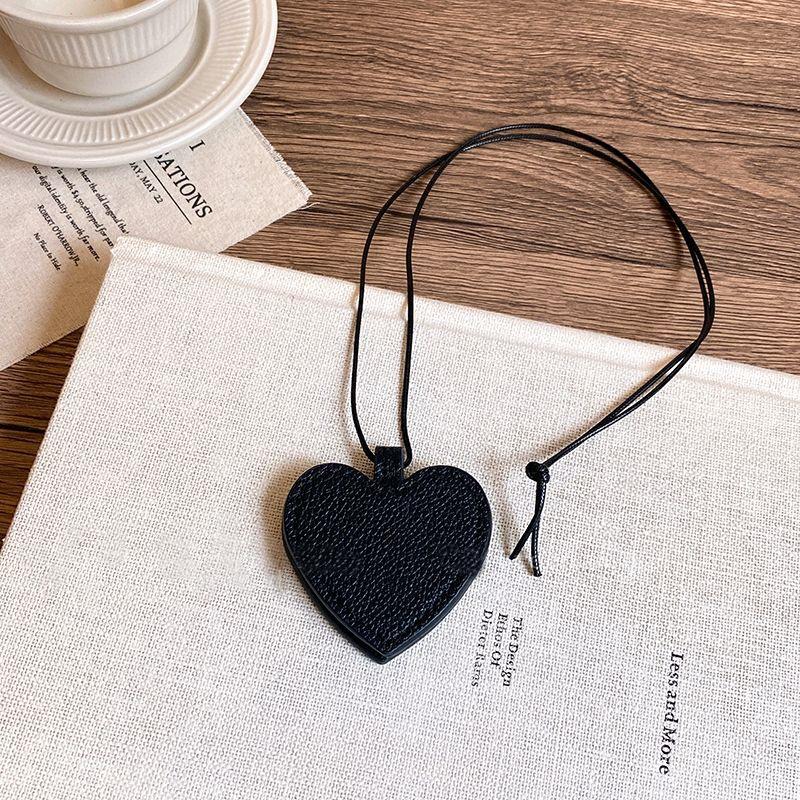 Heart-Shaped Magnetic Glasses Clip Necklace for Women – Multi-functional & Convenient Outdoor Sunglasses Holder and Storage Accessory.