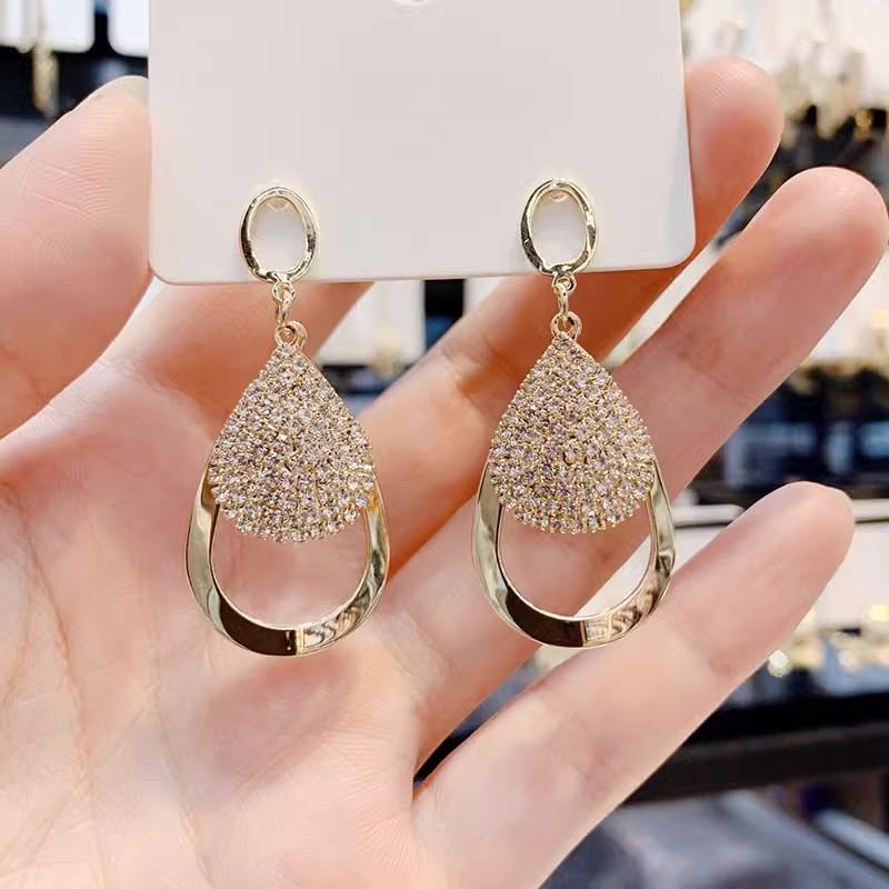 

New High-end and Fashionable Water Droplet Earrings with Feminine Temperament and Versatile Internet Famous Earrings and Accessories