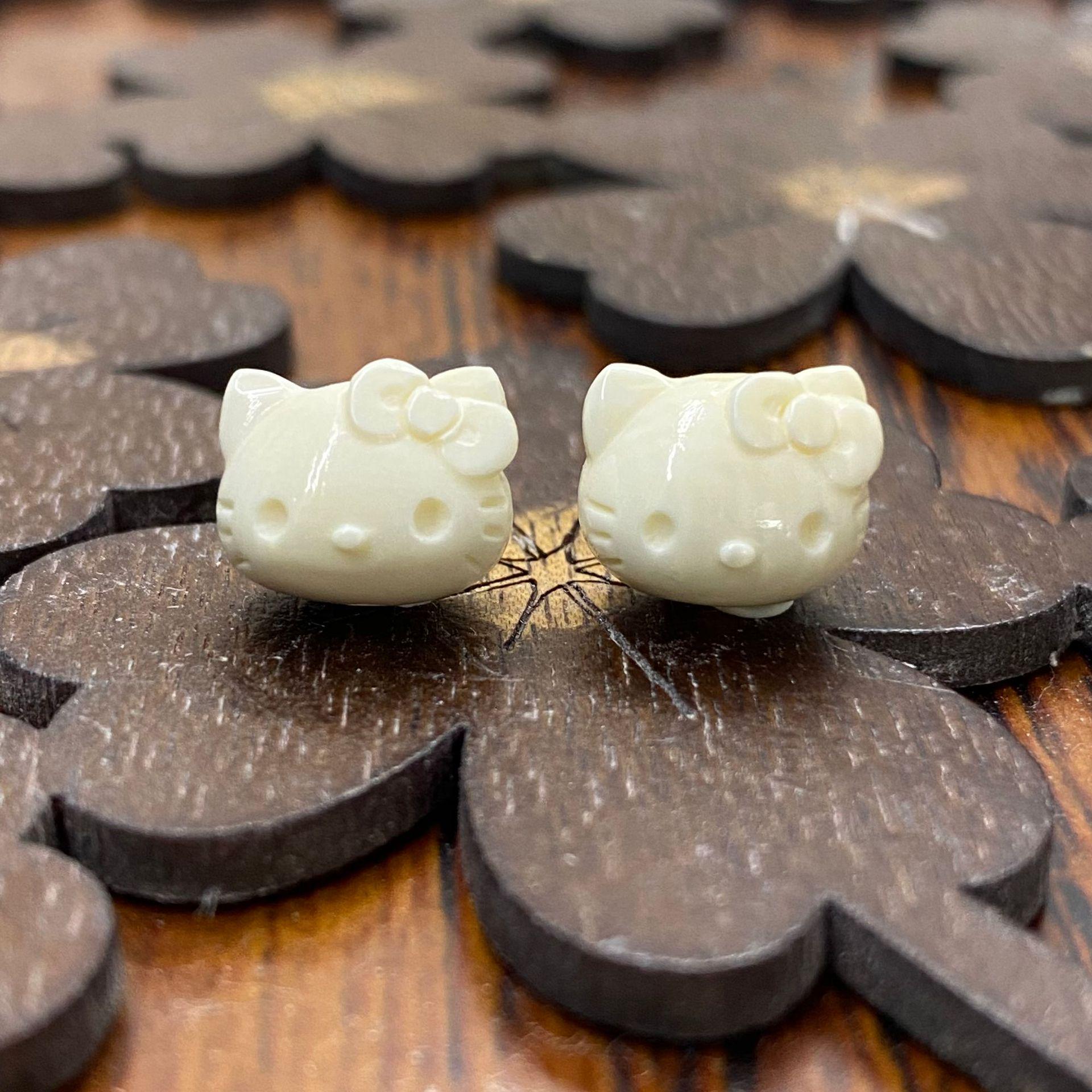 

Tang Long Mammoth Natural White Ice Cat Head Beads - Cute DIY Cartoon Kitten Accessories
