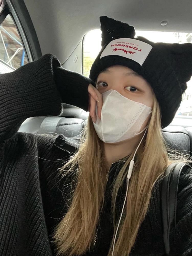 Wintermütze für Damen im koreanischen Stil mit gestrickten Katzenohren, Hip-Hop-Design und warmem Pullover mit Schriftzug, wie von Influencern getragen.